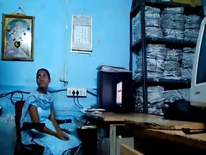 دافنه نوازش خودش در  ...